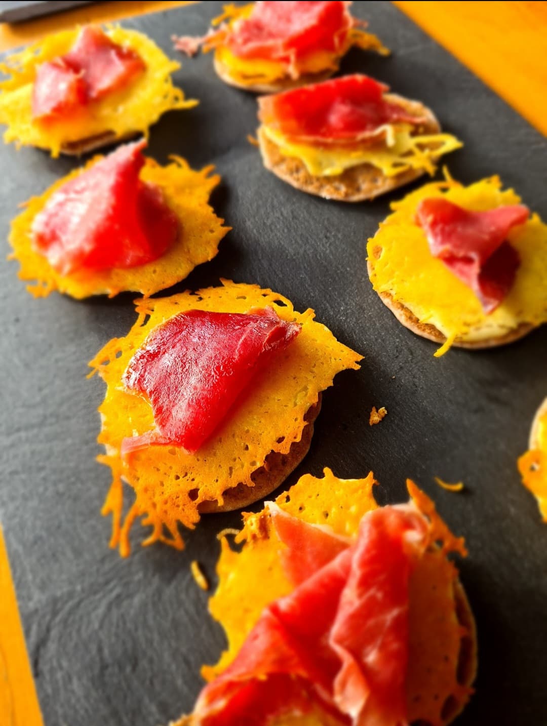 Bouchées au jambon et tuile de fromage sur ardoise, cocktail d’entreprise